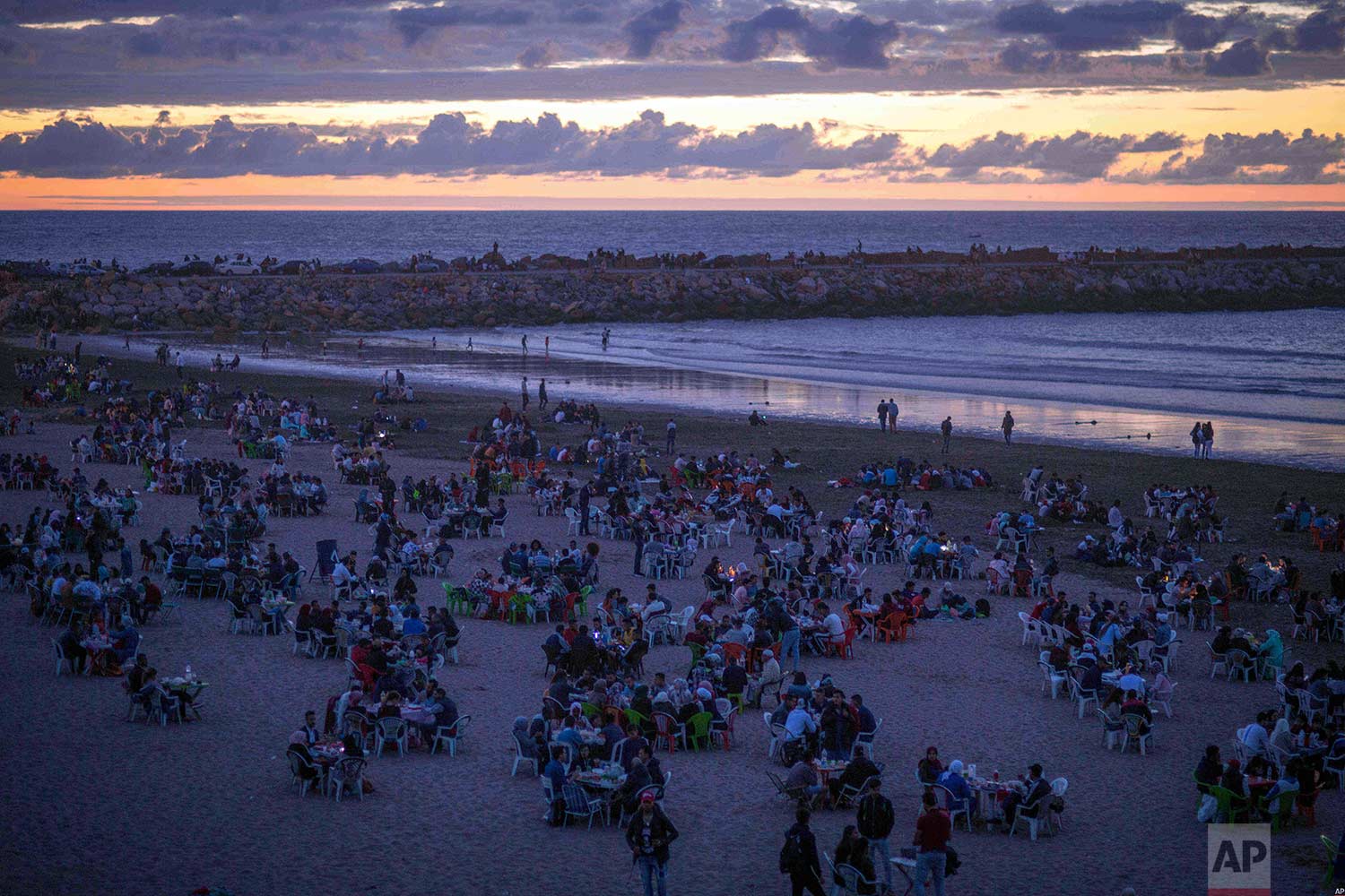  Friends and families gather to break their fast on the beach in the holy month of Ramadan, Rabat, Morocco, Saturday, June 9, 2018. (AP Photo/Mosa'ab Elshamy) 