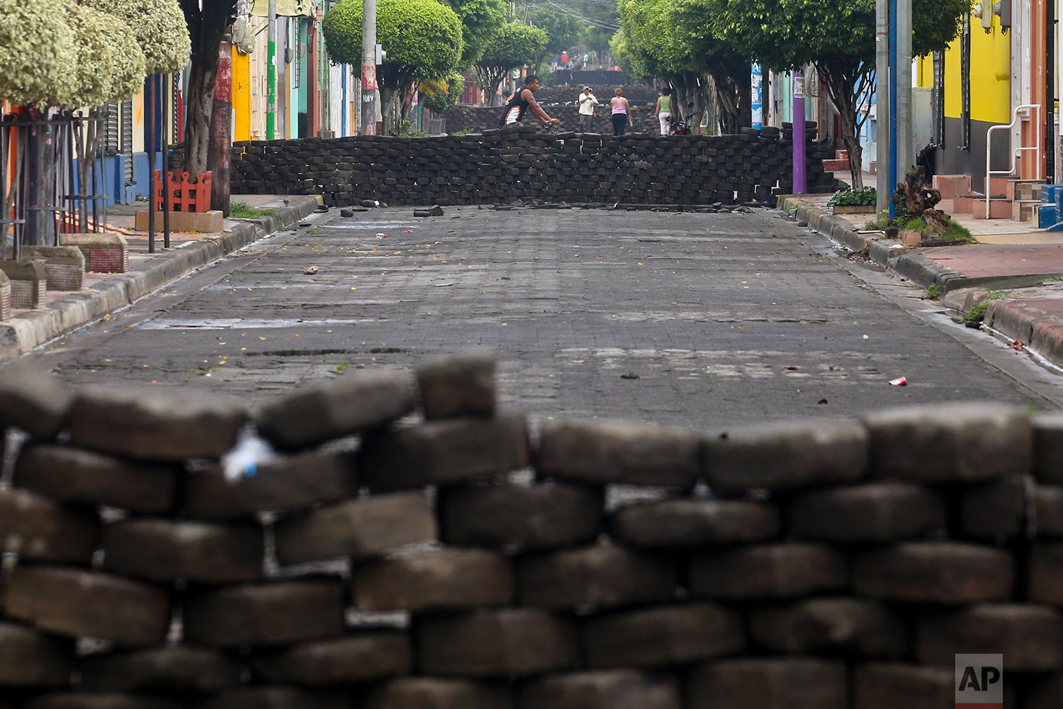  In this June 6, 2018 photo, multiple barricades crated by anti-government protesters, and made of cobblestone, block a street in Masaya, Nicaragua. (AP Photo/Esteban Felix) 