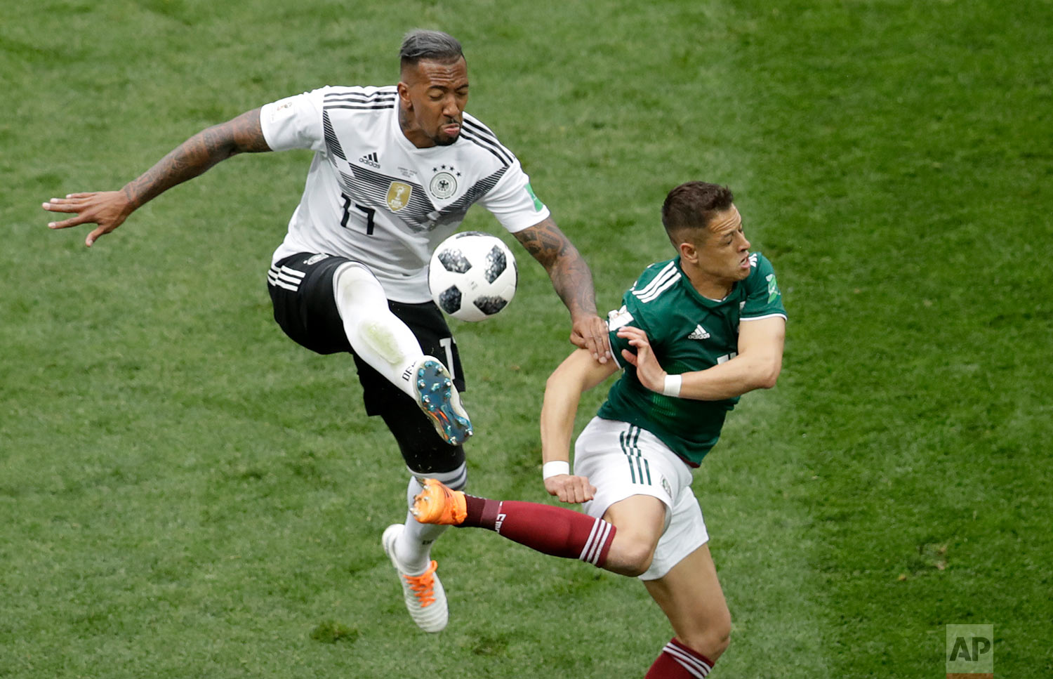  Germany's Jerome Boateng, left, and Mexico's Javier Hernandez challenge for the ball during the group F match between Germany and Mexico at the 2018 soccer World Cup in the Luzhniki Stadium in Moscow, Russia, Sunday, June 17, 2018. (AP Photo/Michael