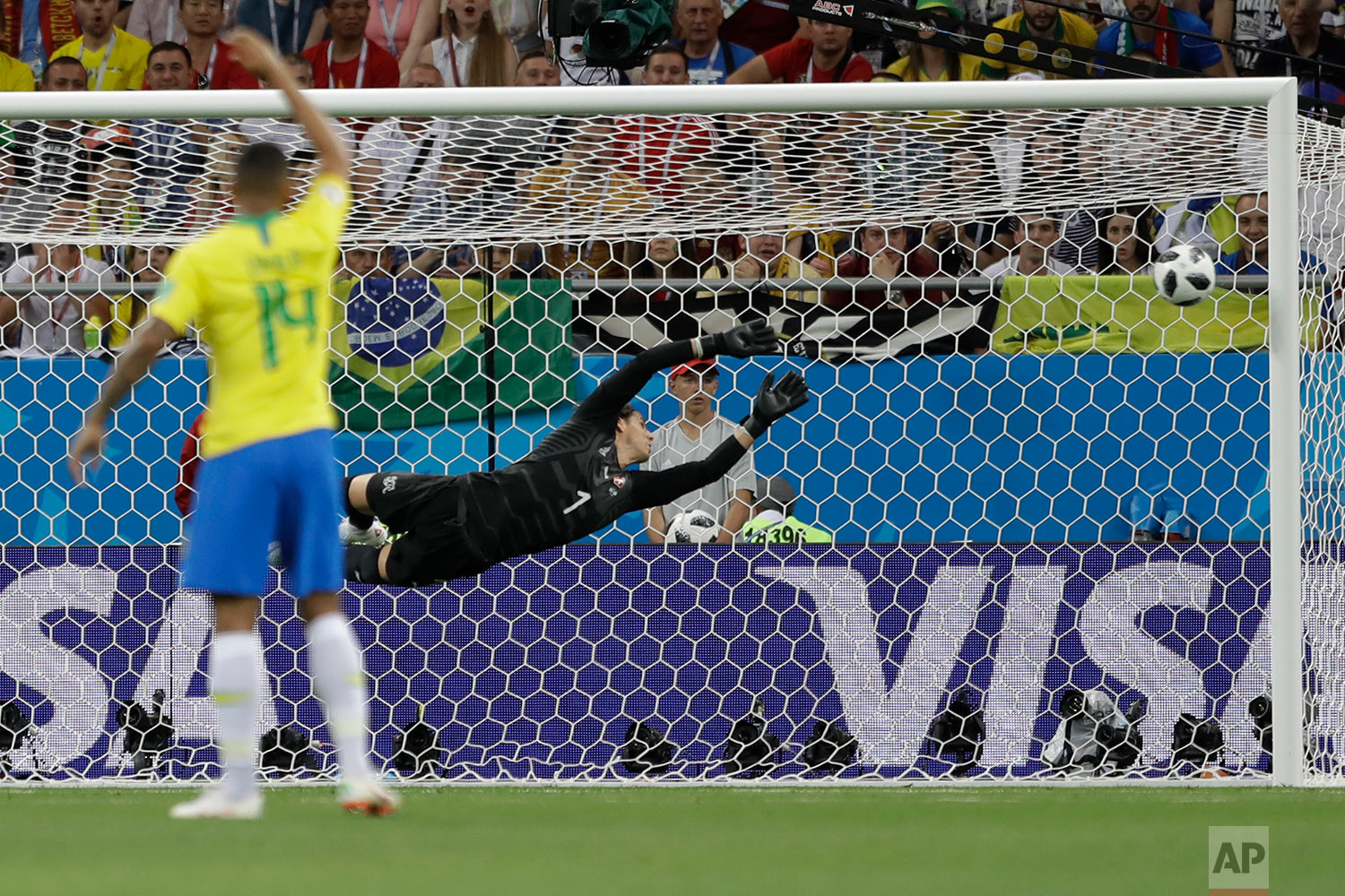  Switzerland goalkeeper Yann Sommer can't stop a shot from Brazil's Philippe Coutinho during the group E match between Brazil and Switzerland at the 2018 soccer World Cup in the Rostov Arena in Rostov-on-Don, Russia, Sunday, June 17, 2018. (AP Photo/