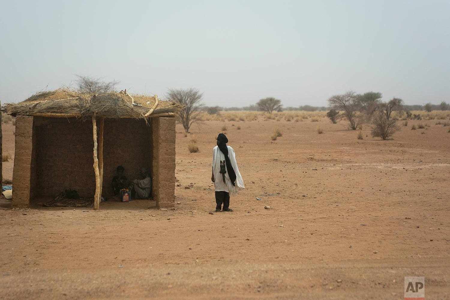  A lone man stands by his hut in Niger's Tenere desert region of the south central Sahara on May 30, 2018. (AP Photo/Jerome Delay) 