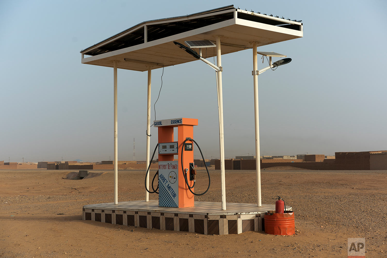  A gas pump stands in Arlit, the last major settlement in Niger's Tenere desert region of the south central Sahara on May 31, 2018. (AP Photo/Jerome Delay) 