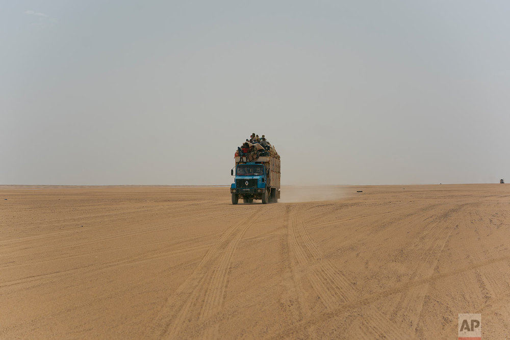  A truck carrying goods and migrants drives through Niger's Tenere desert region of the south central Sahara on June 3, 2018. (AP Photo/Jerome Delay) 