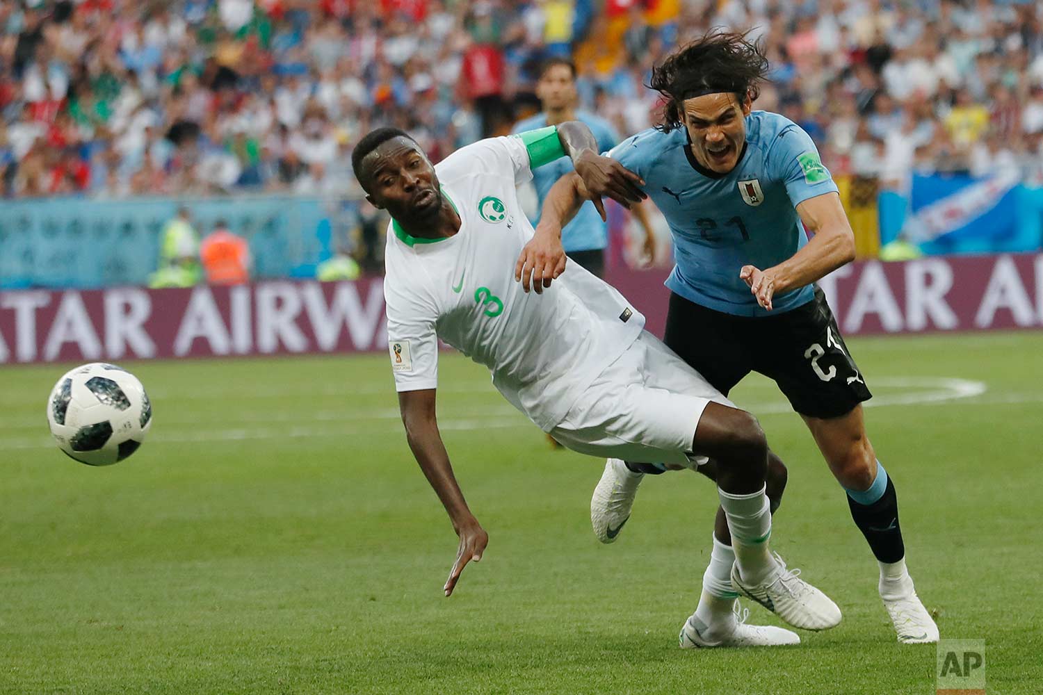  Uruguay's Edinson Cavani, right, and Saudi Arabia's Osama Hawsawi challenge for the ball during for the group A match between Uruguay and Saudi Arabia at the 2018 soccer World Cup in Rostov Arena in Rostov-on-Don, Russia, Wednesday, June 20, 2018. (