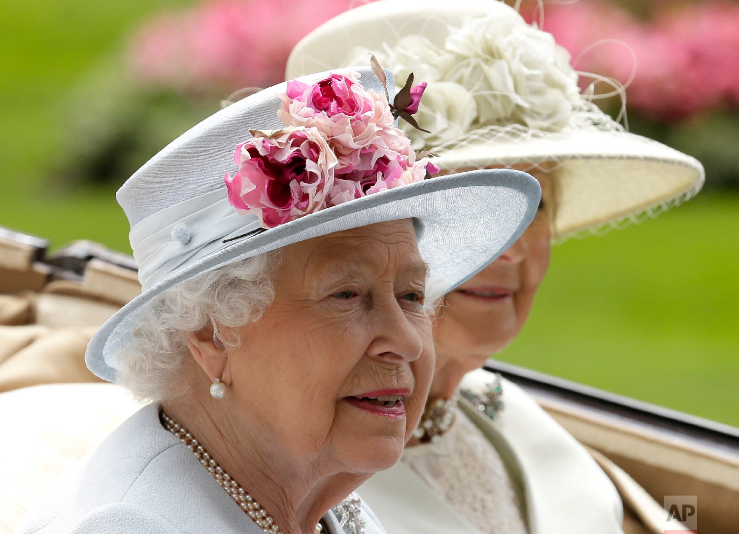  Britain's Queen Elizabeth II arrives at the parade ring with Princess Alexandra in a horse drawn carriage, on the second day of the Royal Ascot horse race meeting in Ascot, England, Wednesday, June 20, 2018. (AP Photo/Tim Ireland) 