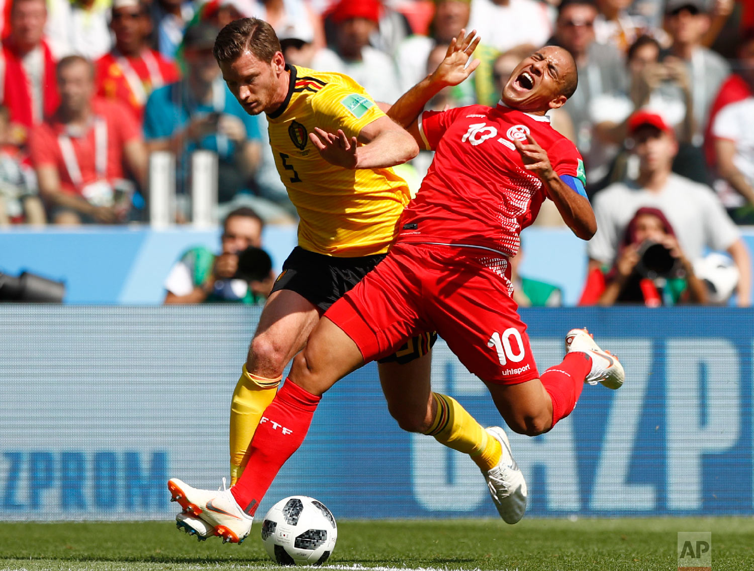 Belgium's Jan Vertonghen, left, and Tunisia's Wahbi Khazri challenge for the ball during the group G match between Belgium and Tunisia at the 2018 soccer World Cup in the Spartak Stadium in Moscow, Russia, Saturday, June 23, 2018. (AP Photo/Matthias Schrader)
