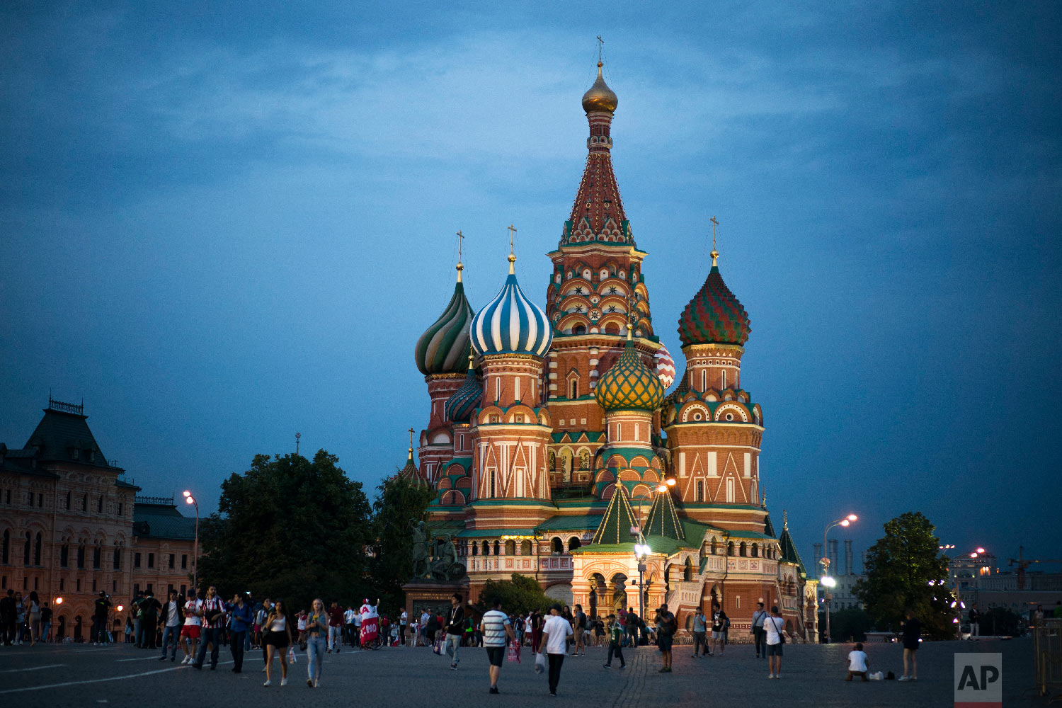  Tourists walk near the Saint Basil's Cathedral at dusk during the 2018 soccer World Cup in Moscow, Russia on June 19, 2018. (AP Photo/Felipe Dana) 