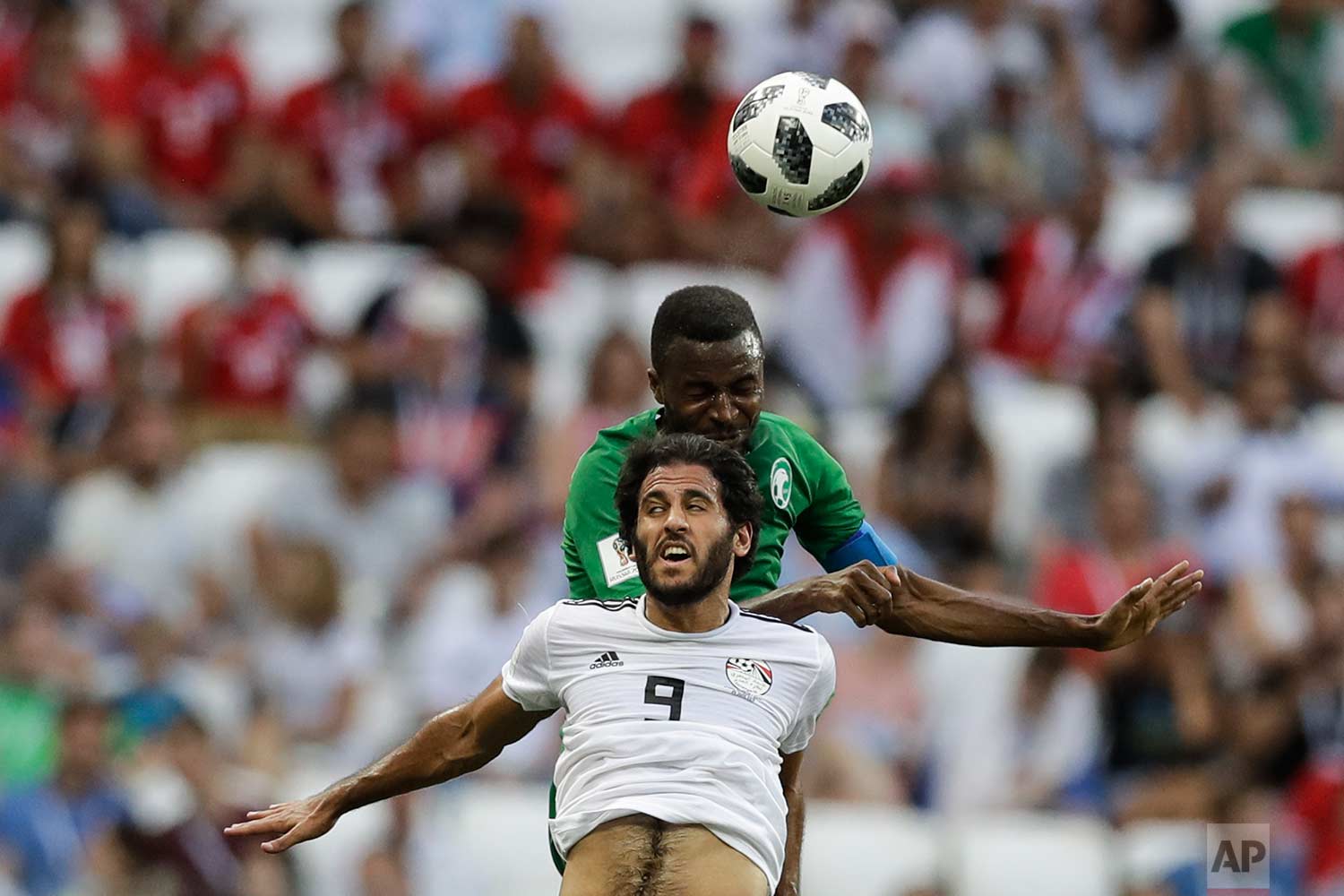  Egypt's Marwan Mohsen, front, and Saudi Arabia's Osama Hawsawi jump for the ball during the group A match between Saudi Arabia and Egypt at the 2018 soccer World Cup at the Volgograd Arena in Volgograd, Russia, Monday, June 25, 2018. (AP Photo/Andre