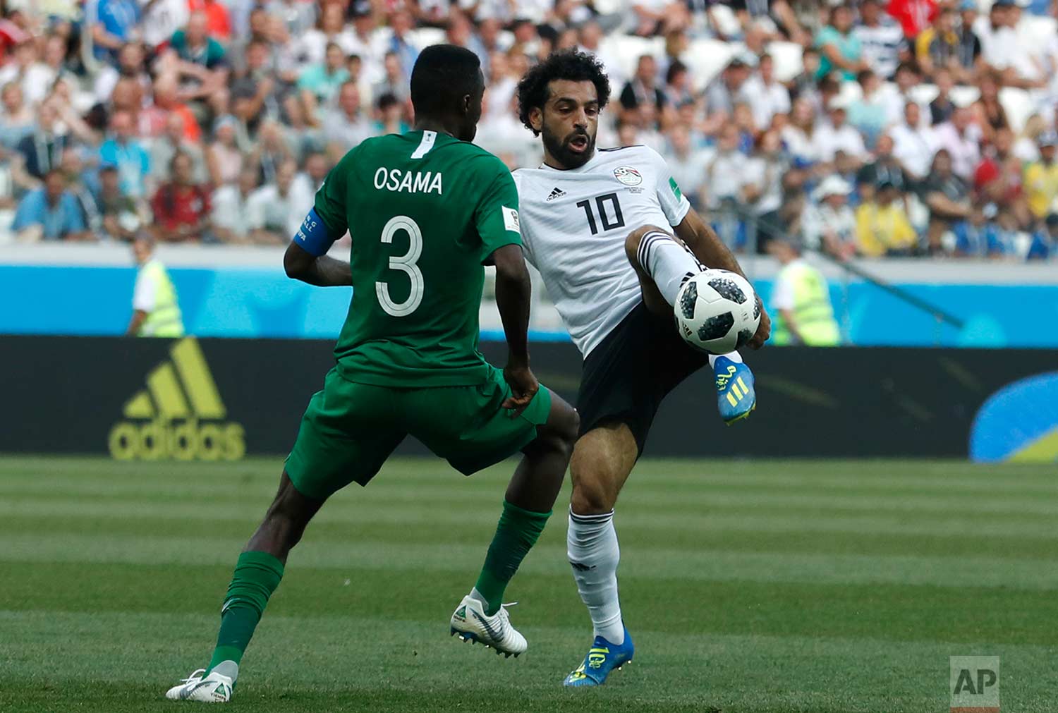  Saudi Arabia's Osama Hawsawi, left, and Egypt's Mohamed Salah challenge for the ball during the group A match between Saudi Arabia and Egypt at the 2018 soccer World Cup at the Volgograd Arena in Volgograd, Russia, Monday, June 25, 2018. (AP Photo/D