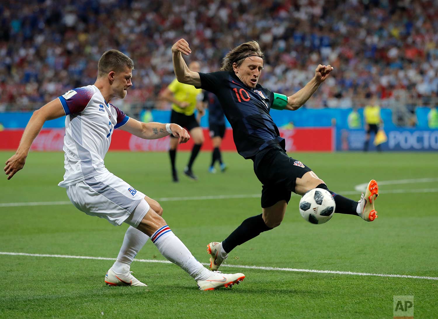  Croatia's Luka Modric, right, duels for the ball with Iceland's Johann Gudmundsson during the group D match between Iceland and Croatia, at the 2018 soccer World Cup in the Rostov Arena in Rostov-on-Don, Russia, Tuesday, June 26, 2018. (AP Photo/Vad