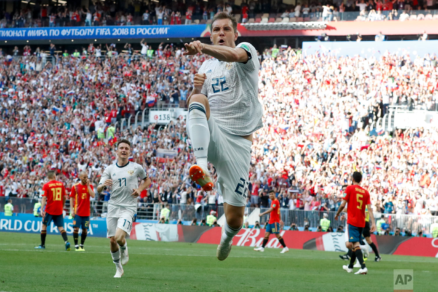  Russia's Artyom Dzyuba celebrates scoring his side's opening goal during the round of 16 match between Spain and Russia at the 2018 soccer World Cup at the Luzhniki Stadium in Moscow, Russia, Sunday, July 1, 2018. (AP Photo/Antonio Calanni) 