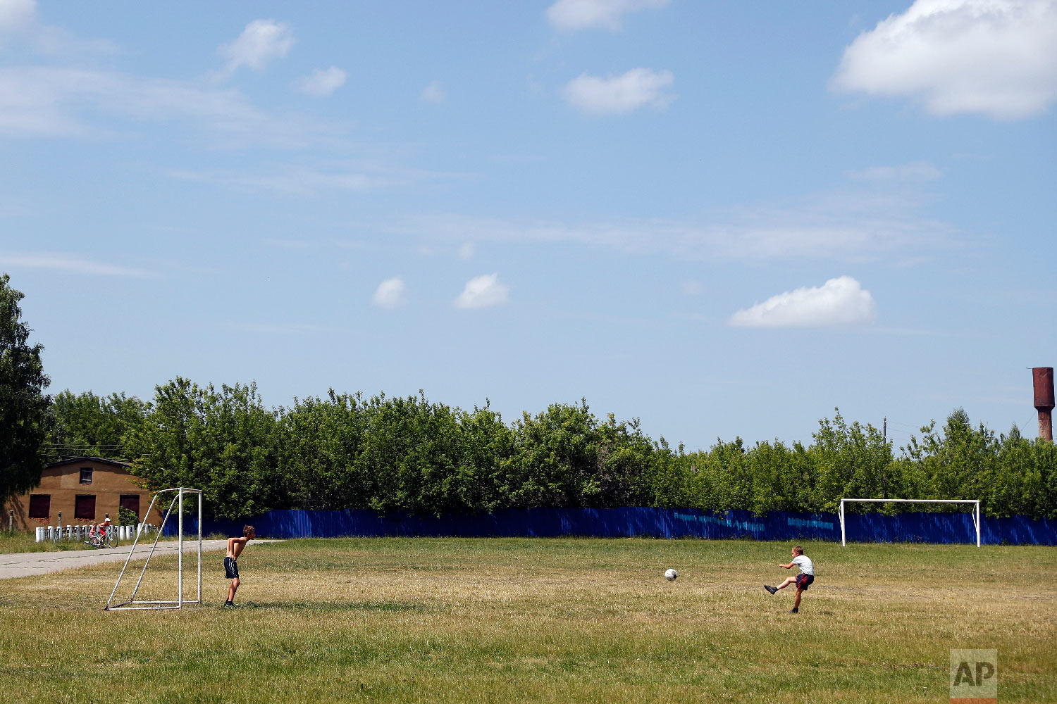  Children play with a ball in a soccer field in Kochkurovo village, outside Saransk, Russia on June 27, 2018. (AP Photo/Pavel Golovkin) 