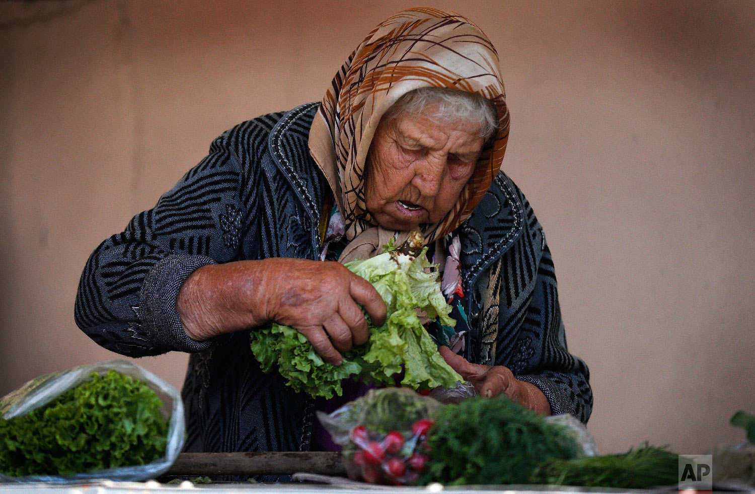  A woman prepares salad for sale on a local food market during the 2018 soccer World Cup in Kazan, Russia on June 29, 2018 (AP Photo/Frank Augstein) 