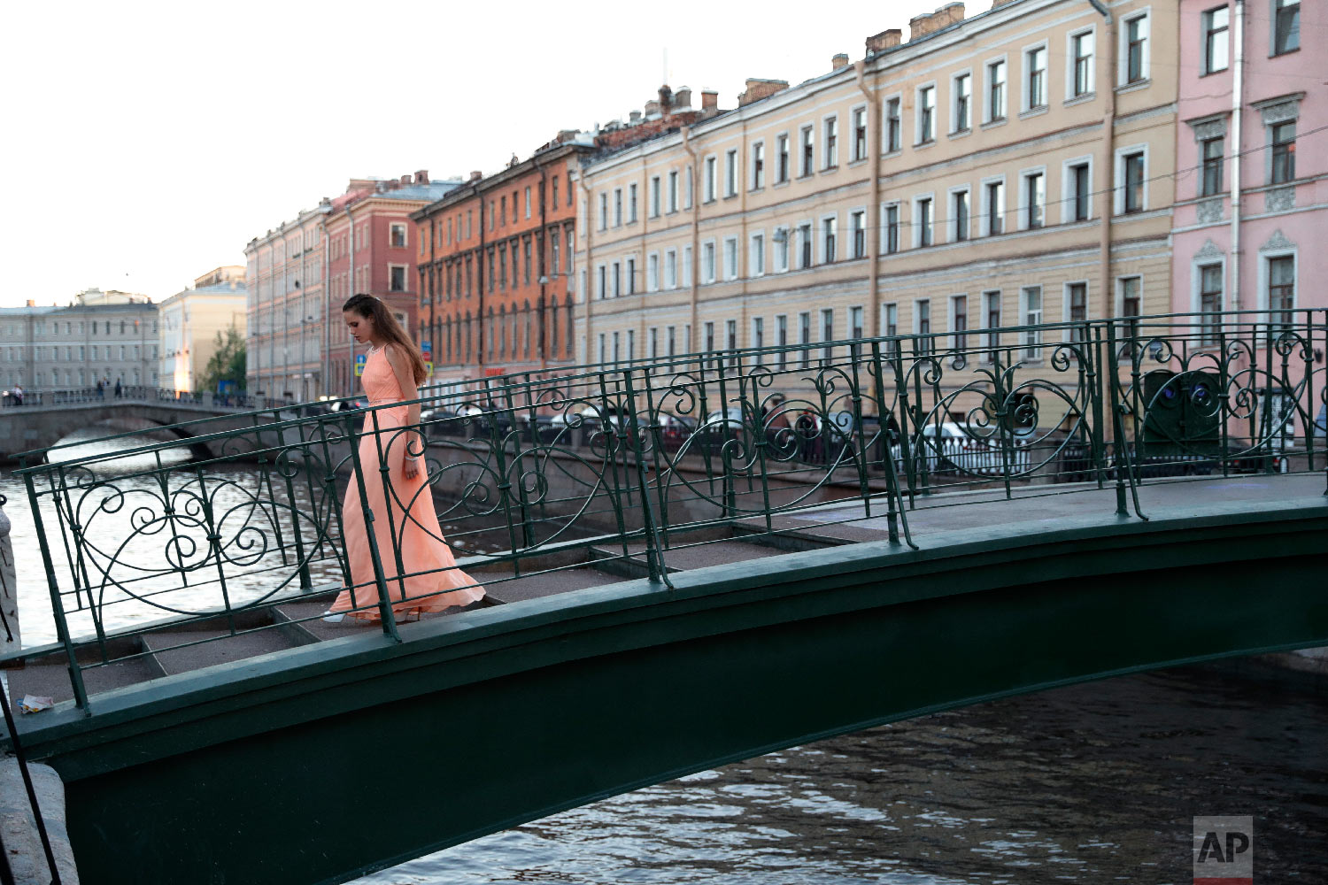  A woman crosses a bridge during the 2018 soccer World Cup in St. Petersburg, Russia on June 25, 2018. (AP Photo/Ricardo Mazalan) 