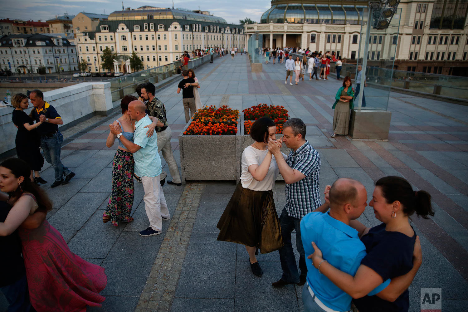  Couples dance the tango on Patriarshy Bridge during the 2018 soccer World Cup in Moscow, Russia on June 29, 2018. (AP Photo/Rebecca Blackwell) 