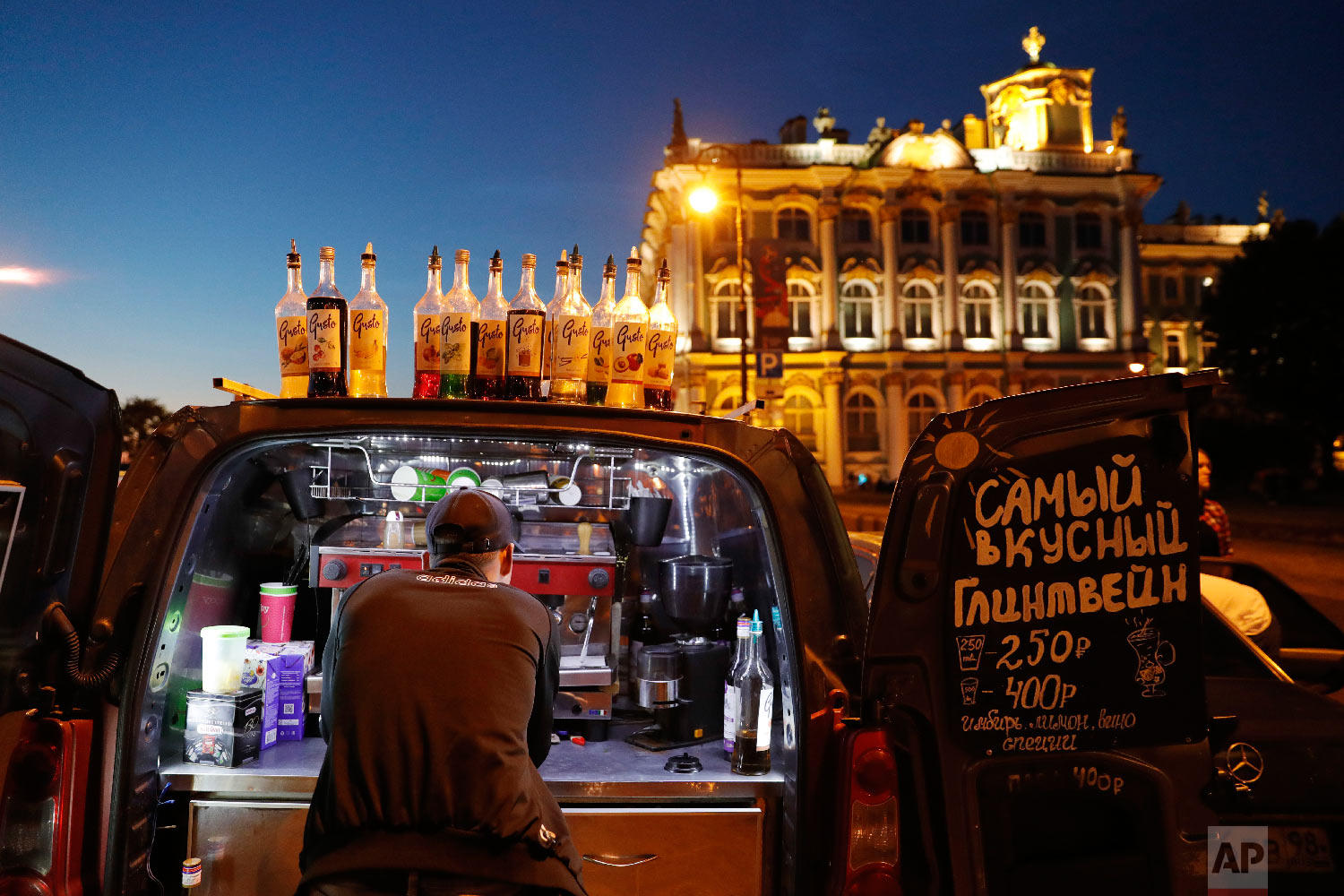  A vendor prepares coffee on the back of a van during the 2018 soccer World Cup in St. Petersburg, Russia on June 26, 2018. (AP Photo/Ricardo Mazalan) 