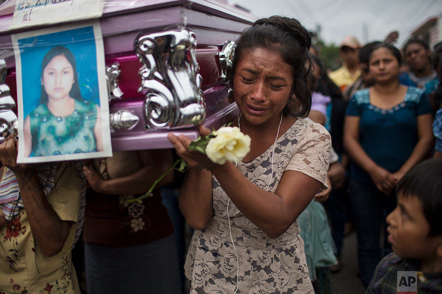  Yoselin Rancho cries as she carries the remains of her best friend Etelvina Charal, who died during the eruption of the Volcano of Fire in San Juan Alotenango, Guatemala, June 10, 2018. (AP Photo/Rodrigo Abd) 