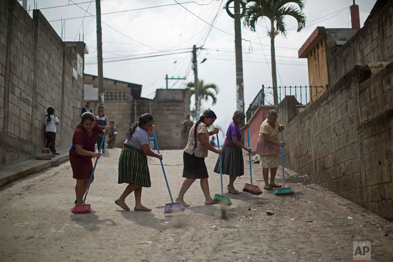  Women sweep volcanic ash after the eruption of the Volcano of Fire in San Juan Alotenango, Guatemala, June 14, 2018. (AP Photo/Luis Soto) 