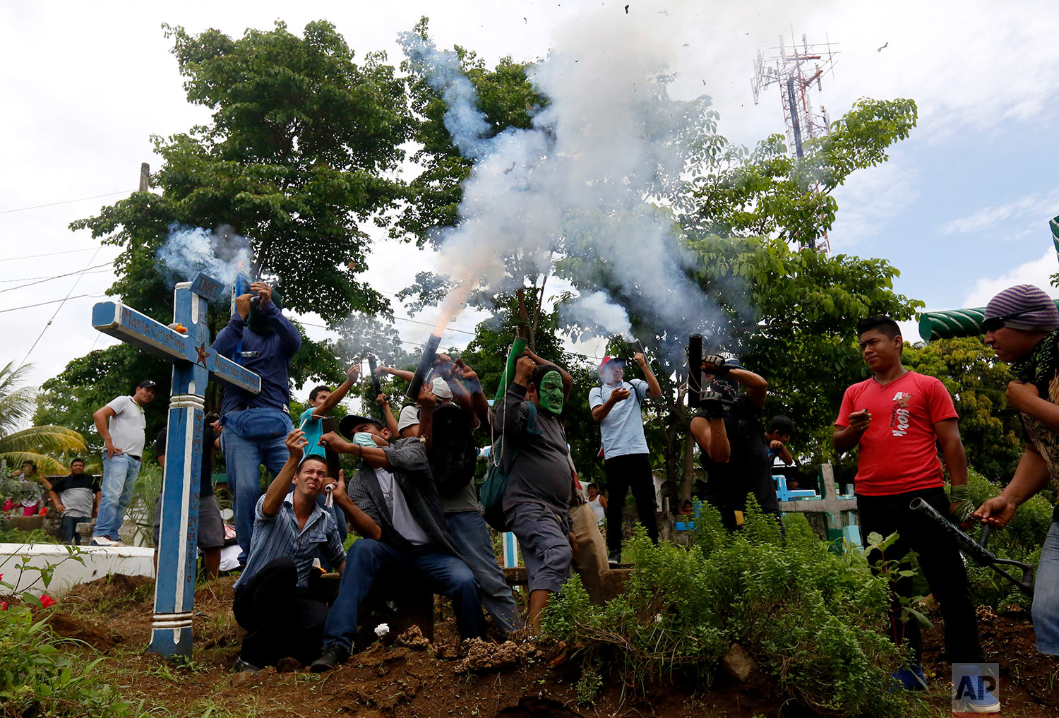  Anti-government protesters shoot their homemade weapons as they bury a fellow protester, Jorge Zepeda who was killed during a demonstration, at the cemetery in Monimbo, Nicaragua, June 7, 2018. (AP Photo/Alfredo Zuniga) 