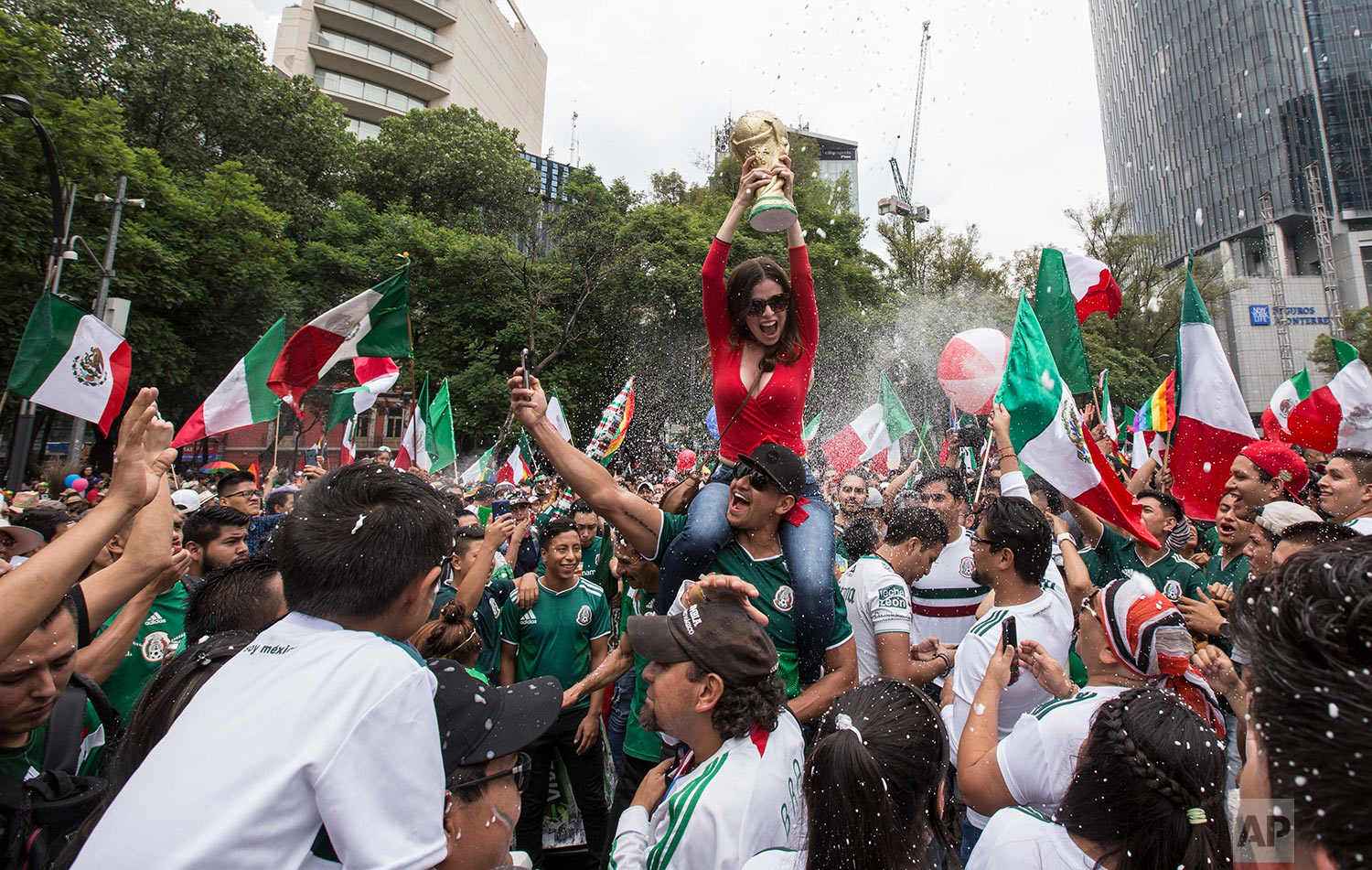  Soccer fans celebrate Mexico's World Cup game victory over Korea in Mexico City, June 23, 2018. (AP Photo/Christian Palma) 