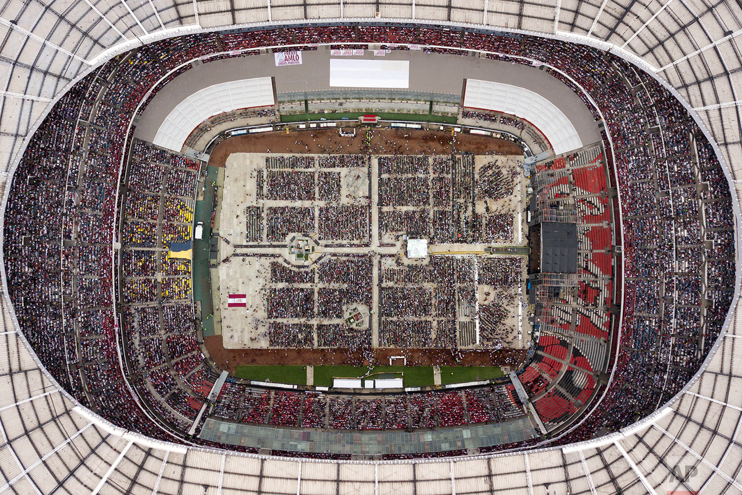  Supporters of presidential candidate Andres Manuel Lopez Obrador wait in Azteca stadium for him to arrive for his closing campaign rally in Mexico City, June 27, 2018. (AP Photo/Christian Palma) 