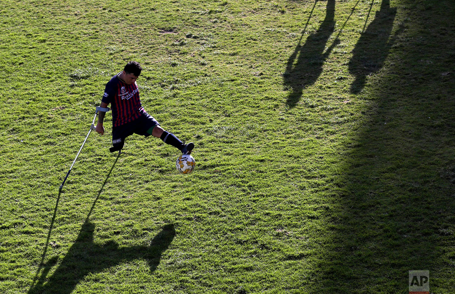  Robin Burbano controls the ball on crutches, during a game against El Empalme at a national soccer tournament for players with amputated limbs, in Quito, Ecuador, June 9, 2018. (AP Photo/Dolores Ochoa) 