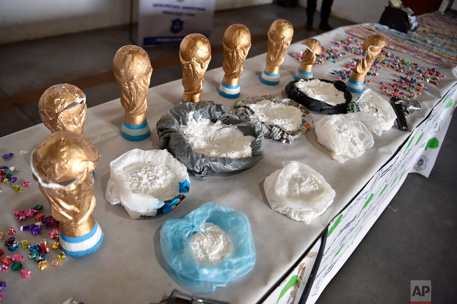  This photo released by the National Security Ministry shows fake World Cup trophies stuffed with cocaine, and the product itself on display next to the trophies, in Buenos Aires, Argentina, June 21, 2018 photo. (National Security Ministry via AP) 