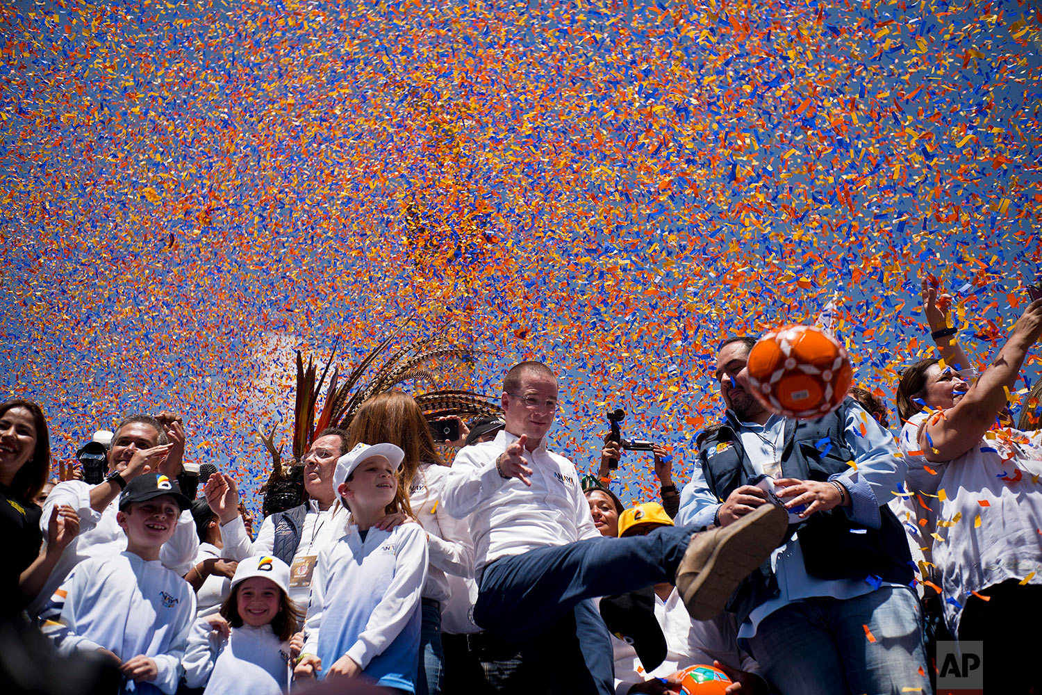  Presidential candidate Ricardo Anaya kicks a soccer ball to supporters during his campaign rally in Mexico City, June 24, 2018. (AP Photo/Ramon Espinosa) 