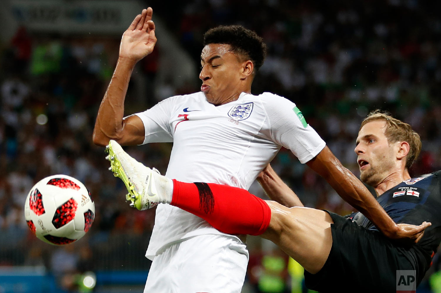  Croatia's Ivan Strinic, right, challenges for the ball England's Jesse Lingard, left, during the semifinal match between Croatia and England at the 2018 soccer World Cup in the Luzhniki Stadium in Moscow, Russia, Wednesday, July 11, 2018. (AP Photo/