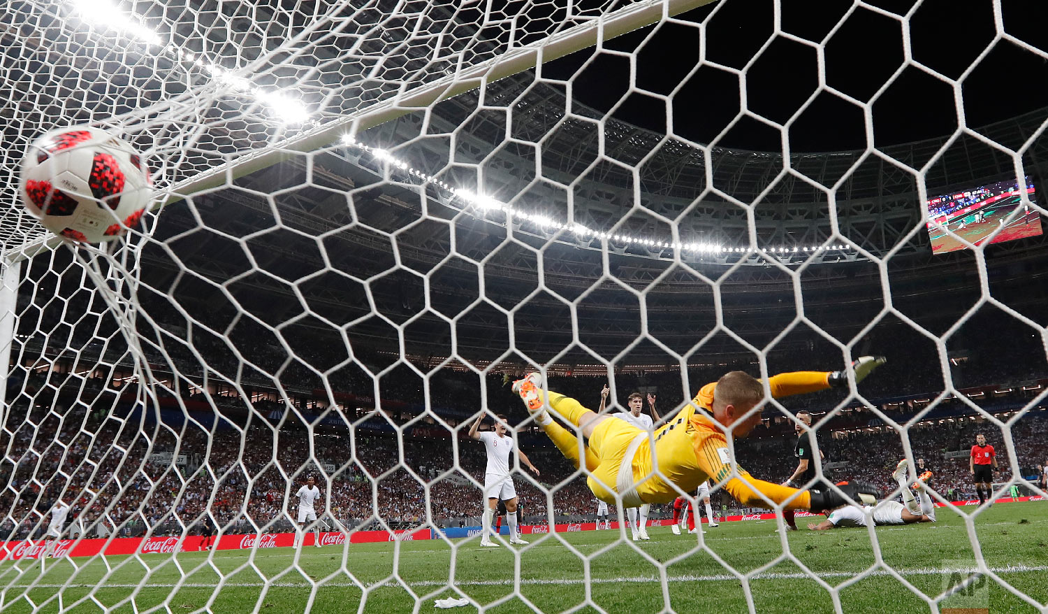  Croatia's Ivan Perisic scores his side's first goal past England goalkeeper Jordan Pickford during the semifinal match between Croatia and England at the 2018 soccer World Cup in the Luzhniki Stadium in Moscow, Russia, Wednesday, July 11, 2018. (AP 