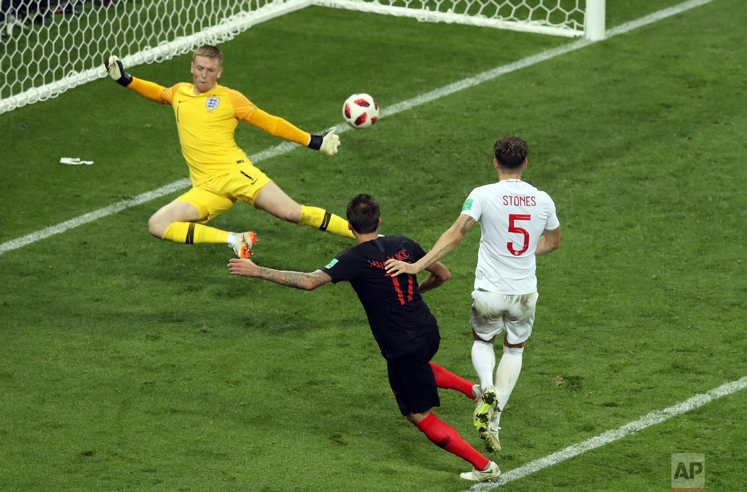  Croatia's Mario Mandzukic, 2nd right, scores his side's second goal during the semifinal match between Croatia and England at the 2018 soccer World Cup in the Luzhniki Stadium in Moscow, Russia, Wednesday, July 11, 2018. (AP Photo/Thanassis Stavraki