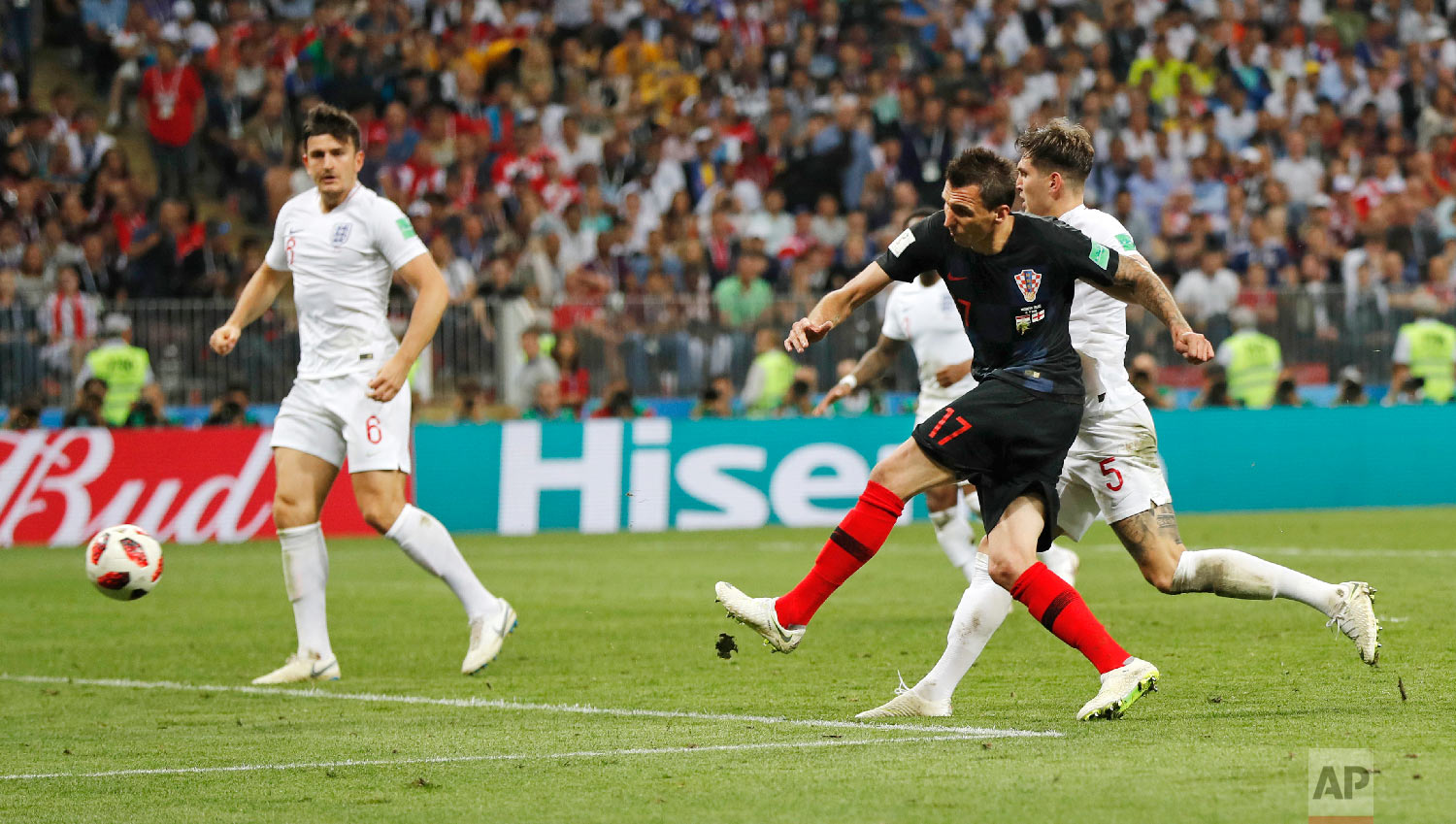  Croatia's Mario Mandzukic, second right, scores his side's second goal during the semifinal match between Croatia and England at the 2018 soccer World Cup in the Luzhniki Stadium in Moscow, Russia, Wednesday, July 11, 2018. (AP Photo/Frank Augstein)