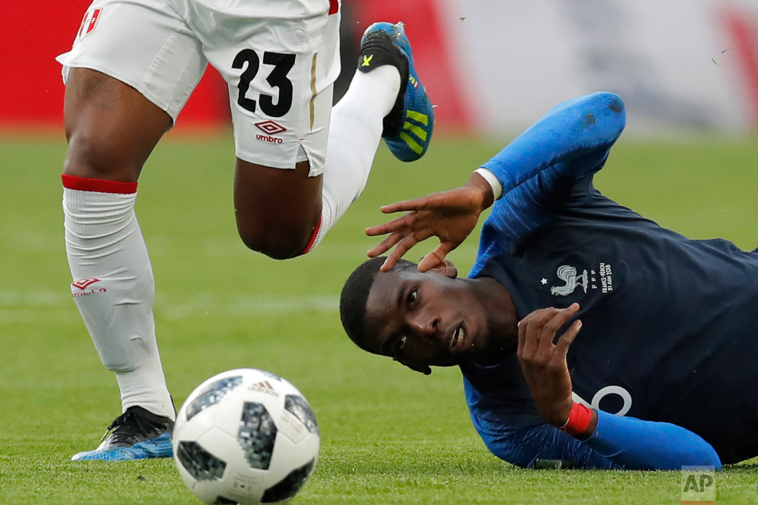  France's Paul Pogbais tackled by Peru's Pedro Aquino during the group C match between France and Peru at the 2018 soccer World Cup in the Yekaterinburg Arena in Yekaterinburg, Russia on June 21, 2018. (AP Photo/Vadim Ghirda) 