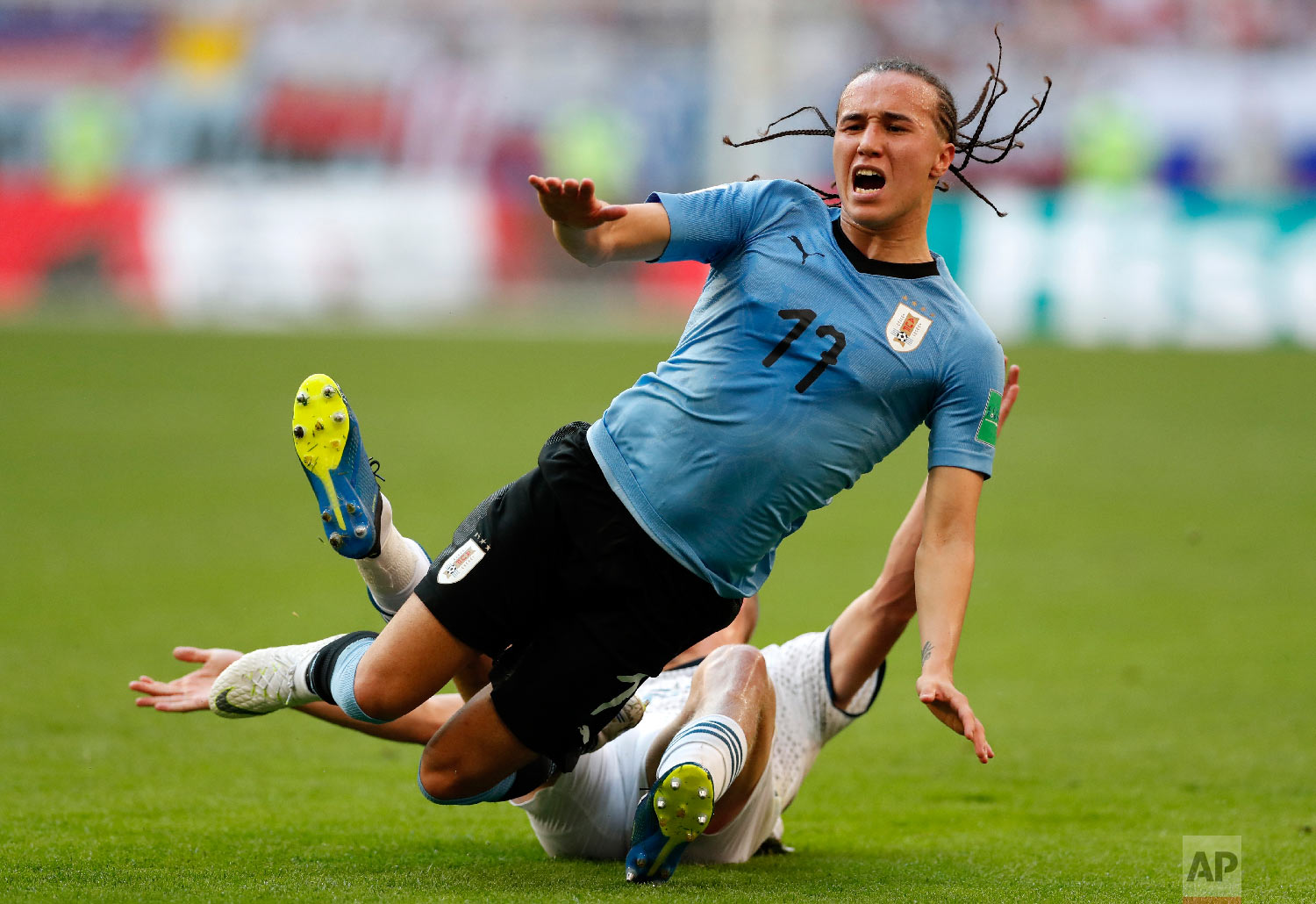  Russia's Igor Smolnikov stops Uruguay's Diego Laxalt during the group A match between Uruguay and Russia at the 2018 soccer World Cup at the Samara Arena in Samara, Russia on June 25, 2018. (AP Photo/Rebecca Blackwell) 