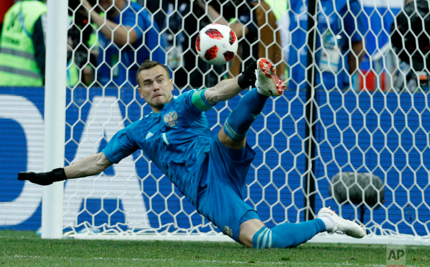  Russia goalkeeper Igor Akinfeev catches a penalty shot during the round of 16 match between Spain and Russia at the 2018 soccer World Cup at the Luzhniki Stadium in Moscow, Russia on July 1, 2018. (AP Photo/Victor R. Caivano) 