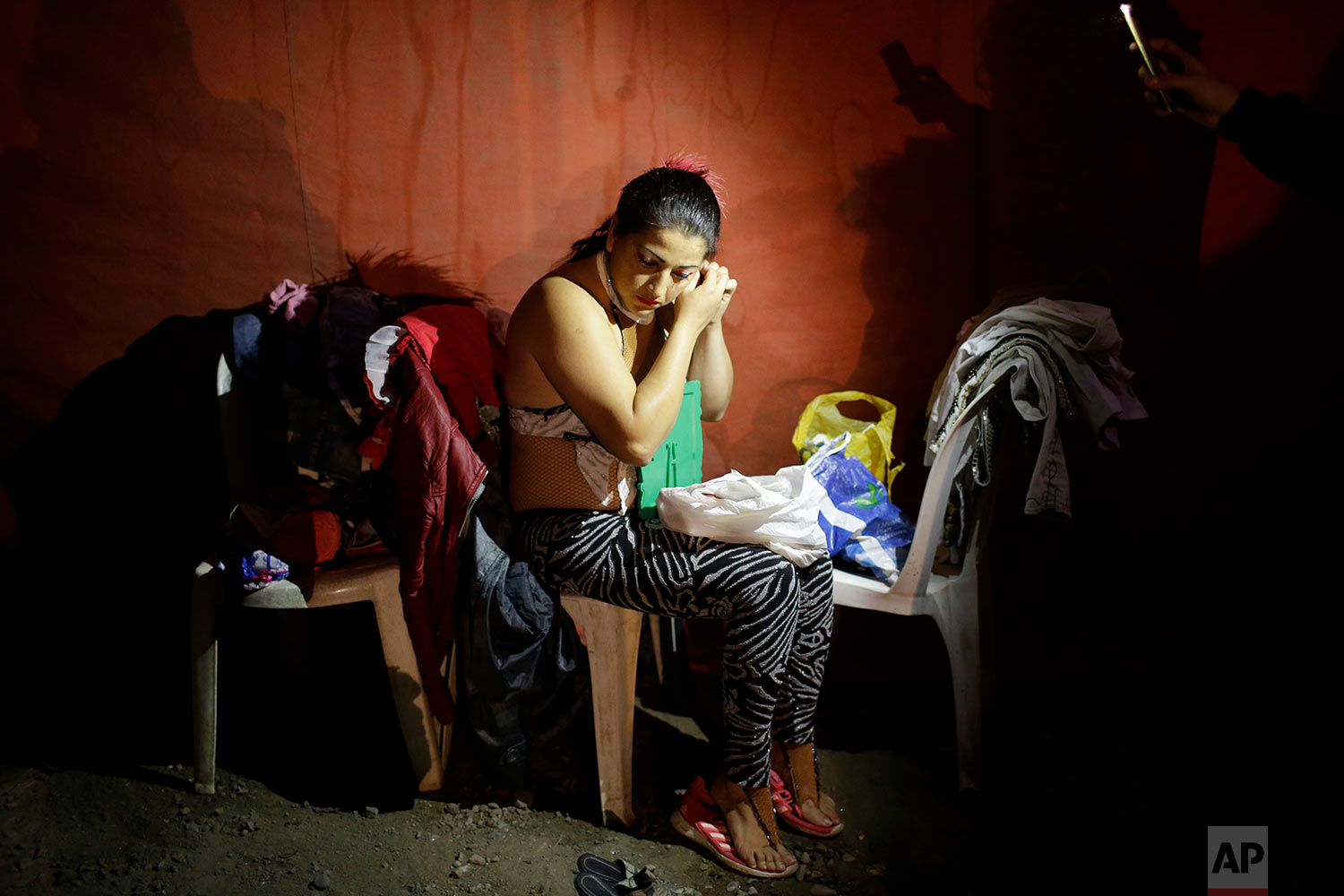  Equilibrist Gladys Melendez, the mother of a 2-year-old daughter, gets ready for the opening act at the International Circus set up in the shantytown of Pro on the outskirts of Lima, Peru, July 20, 2018. (AP Photo/Martin Mejia) 