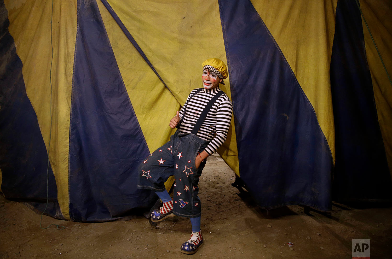  Santiago Astopilco, dressed as his clown personality "Vaguito" poses for a portrait behind the Tony Perejil circus tent set up in the shantytown of Puente Piedra, before the start of the show on the outskirts of Lima, Peru, July 8, 2018. (AP Photo/M