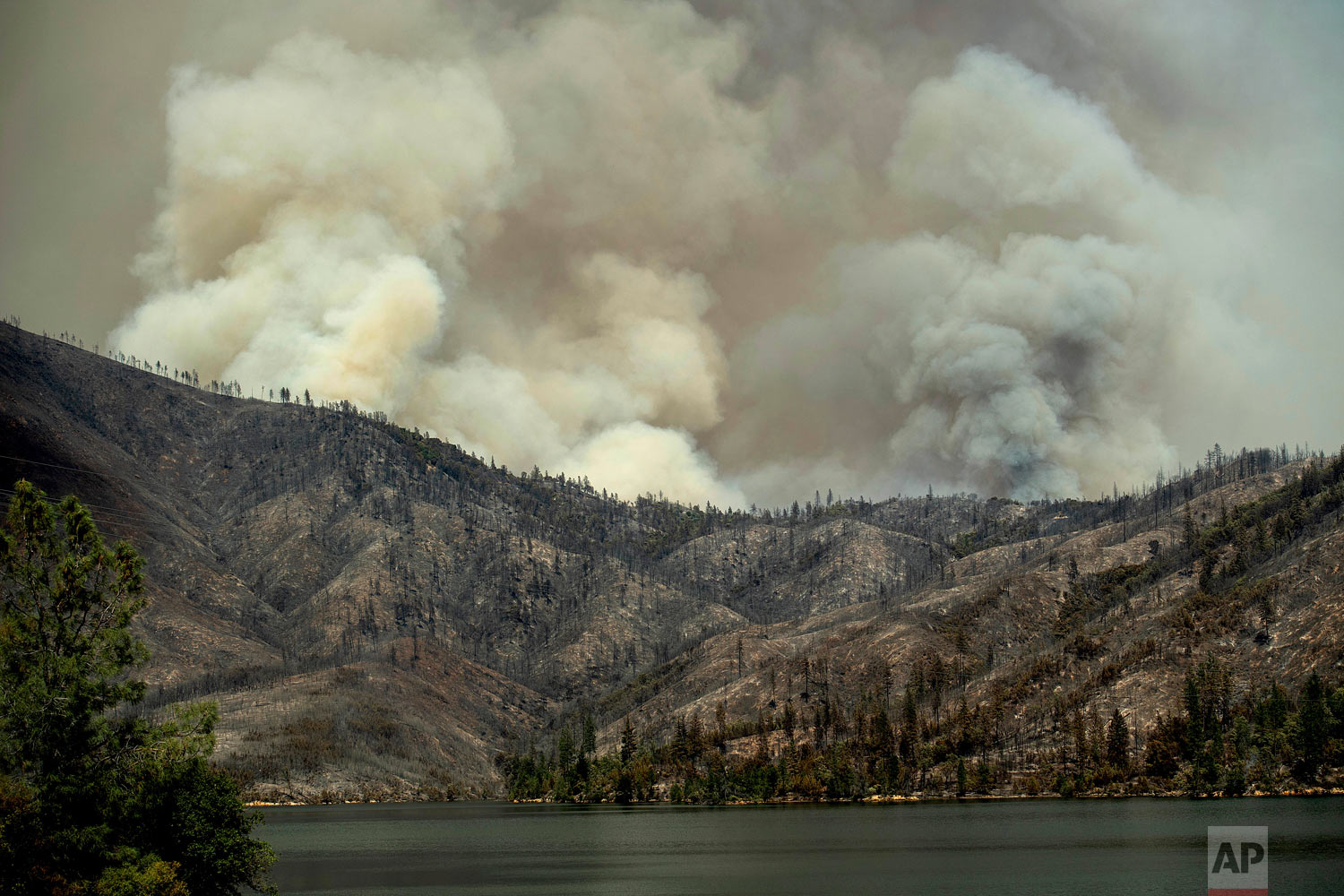  The Carr Fire burns above Whiskeytown Lake near Whiskeytown, Calif., on Thursday, July 26, 2018. (AP Photo/Noah Berger) 