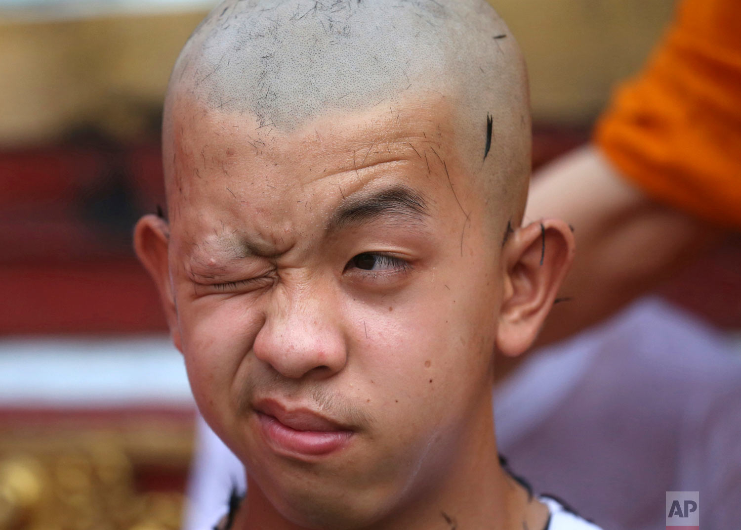  Soccer team member Pornchai Kamluang, his coach, and his teammates who were rescued the previous week from a flooded cave, have their heads shaved in a traditional Buddhist ceremony in Mae Sai district, Chiang Rai province, northern Thailand on Tues