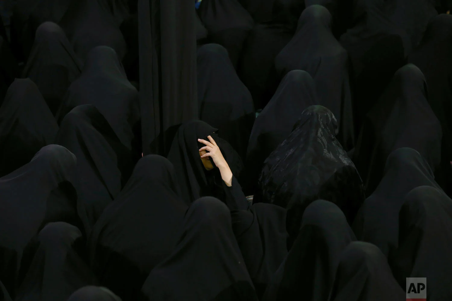 Muslim Shiite women mourn during the holy day of Ashoura, at the Sadat Akhavi Mosque in Tehran, Iran, Sept 20, 2018. (AP Photo/Ebrahim Noroozi)
