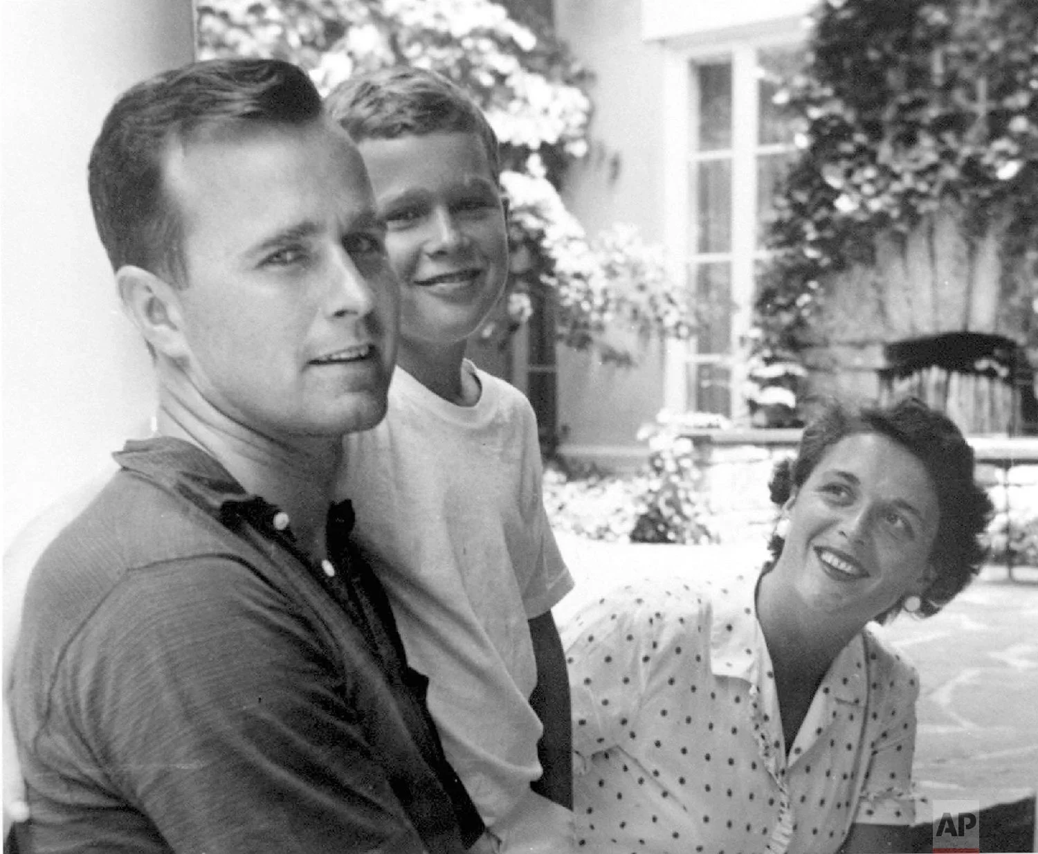 George H.W. Bush, left, and Barbara Bush pose with their son, George W. Bush, in 1955, in Rye, N.Y. (George Bush Presidential Library via AP)