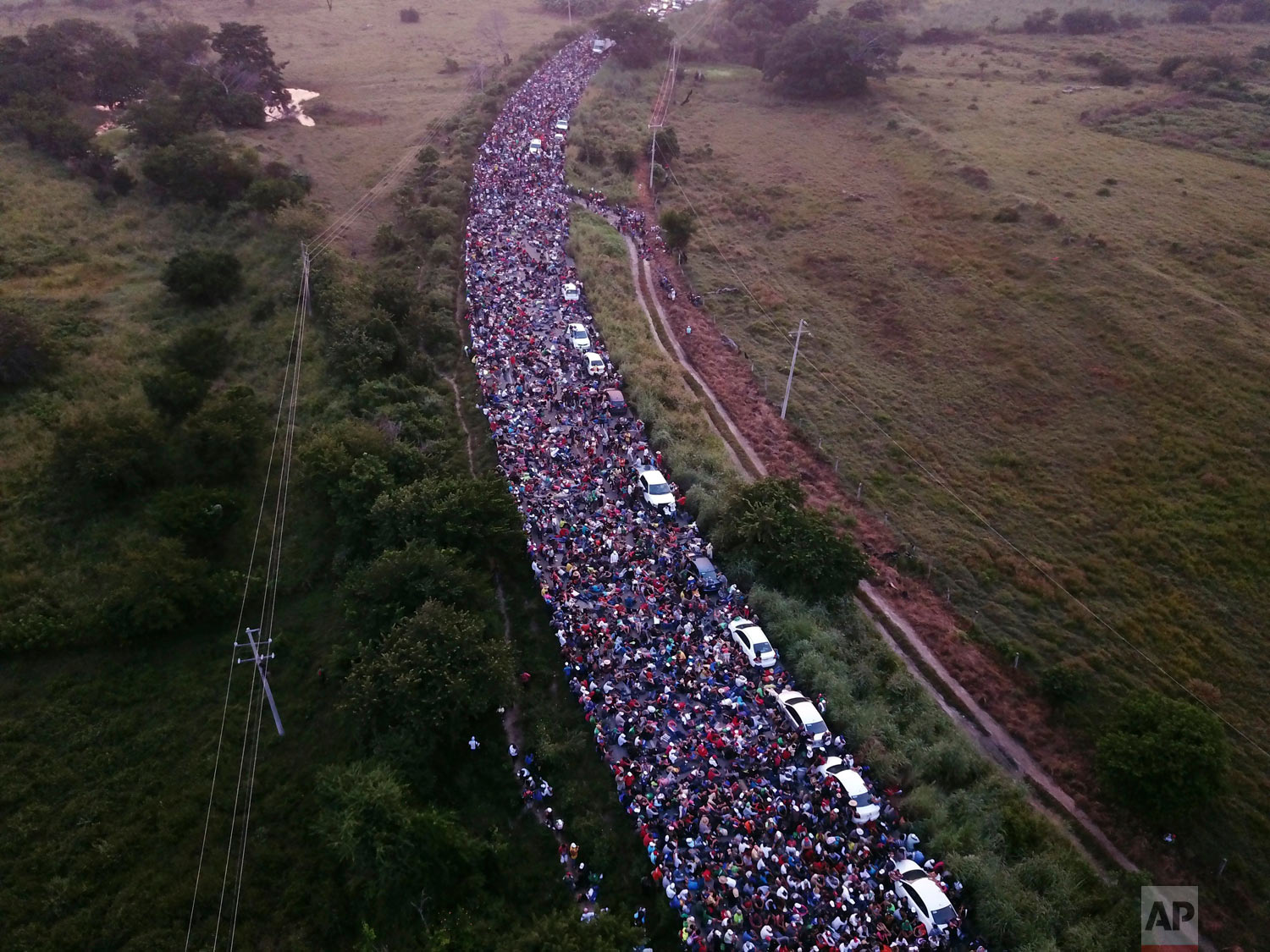  Members of a US-bound migrant caravan cross a bridge between the Mexican states of Chiapas and Oaxaca after federal police briefly blocked them outside the town of Arriaga, Saturday, Oct. 27, 2018. Hundreds of Mexican federal officers carrying plast
