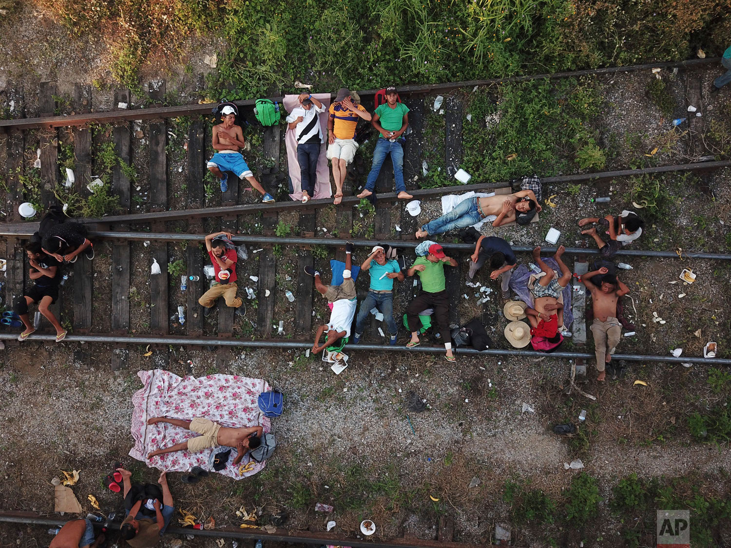  Migrants traveling in a caravan to the U.S. border rest on the railroad tracks in Arriaga, Mexico, Friday, Oct. 26, 2018. Many migrants said they felt safer traveling and sleeping with several thousand strangers in unknown towns rather than hiring a