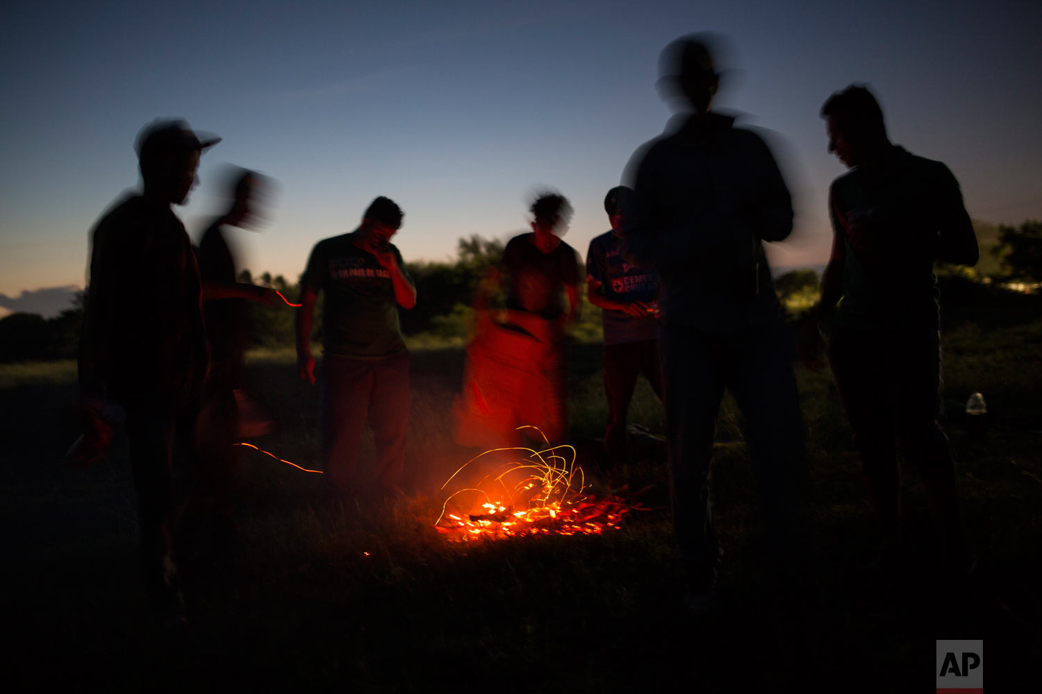  Central American migrants gather around a fire at a camp set up by a caravan of thousands of migrants, in Juchitan, Mexico, after sunset Tuesday, Oct. 30, 2018. This caravan of about 4,000 mainly Honduran migrants set up camp Tuesday in the Oaxaca s