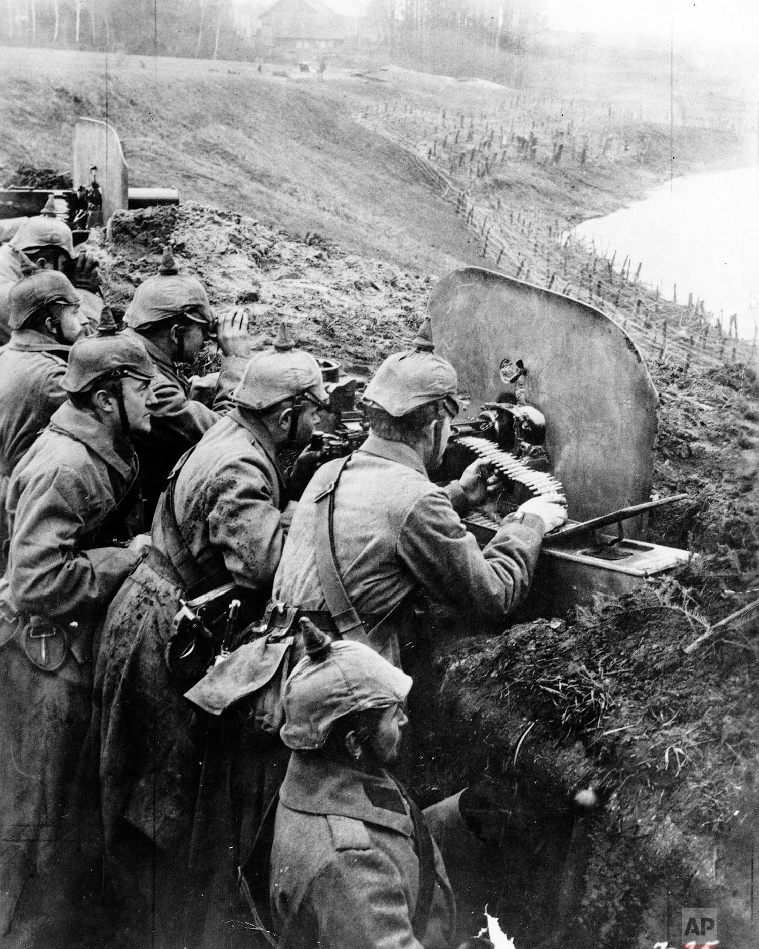  In this 1916 photo, German troops man a machine gun post from a trench at the Vistula River in Russia during World War One. (AP-Photo) 