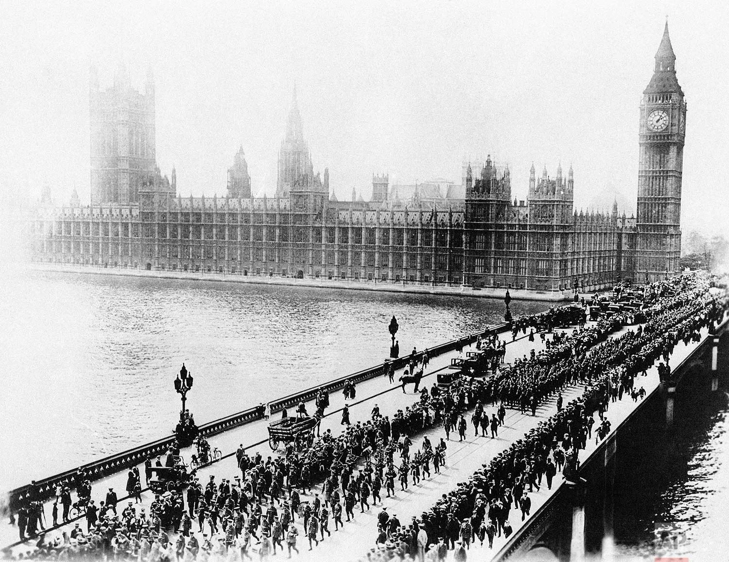 In this 1917 photo provided by the U.S. Signal Corps, the first 5,000 American soldiers to reach England march across historic Westminster Bridge in London. (AP Photo/U.S. Signal Corps)