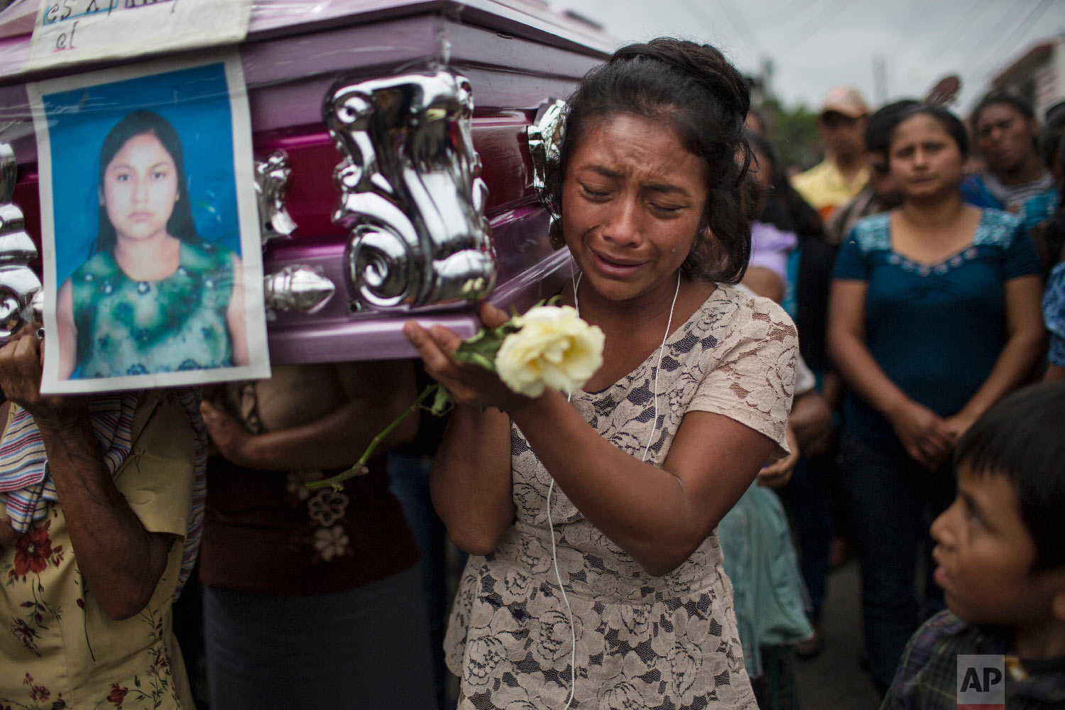  Yoselin Rancho cries while carrying the remains of her best friend, Etelvina Charal, who died in the eruption of the Volcan de Fuego, or "Volcano of Fire," in San Juan Alotenango, Guatemala, on June 10, 2018. (AP Photo/Rodrigo Abd) 