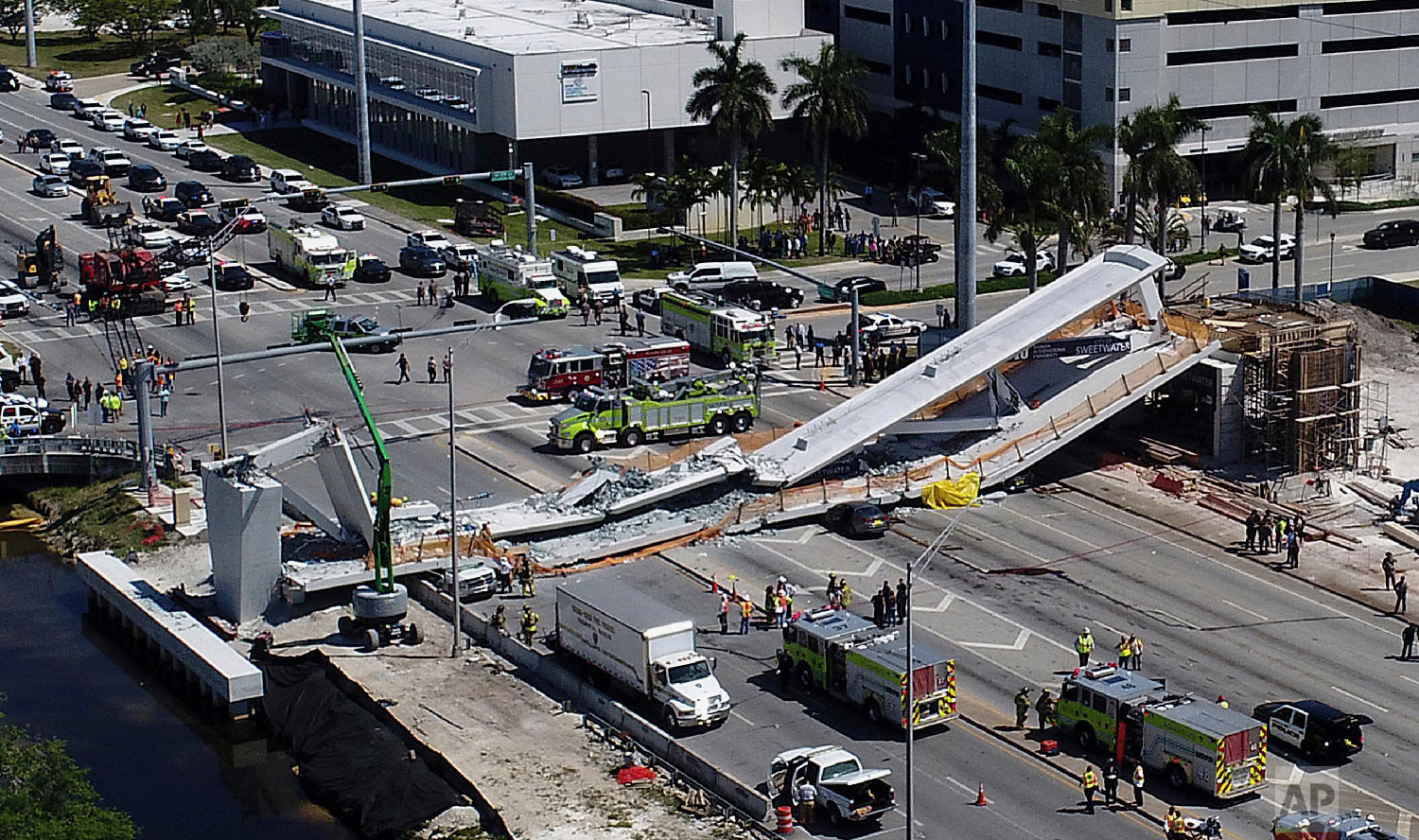  Emergency personnel respond after a brand-new pedestrian bridge collapsed onto a highway at Florida International University in Miami, crushing cars and killing several people, on March 15, 2018. (Pedro Portal/Miami Herald via AP) 