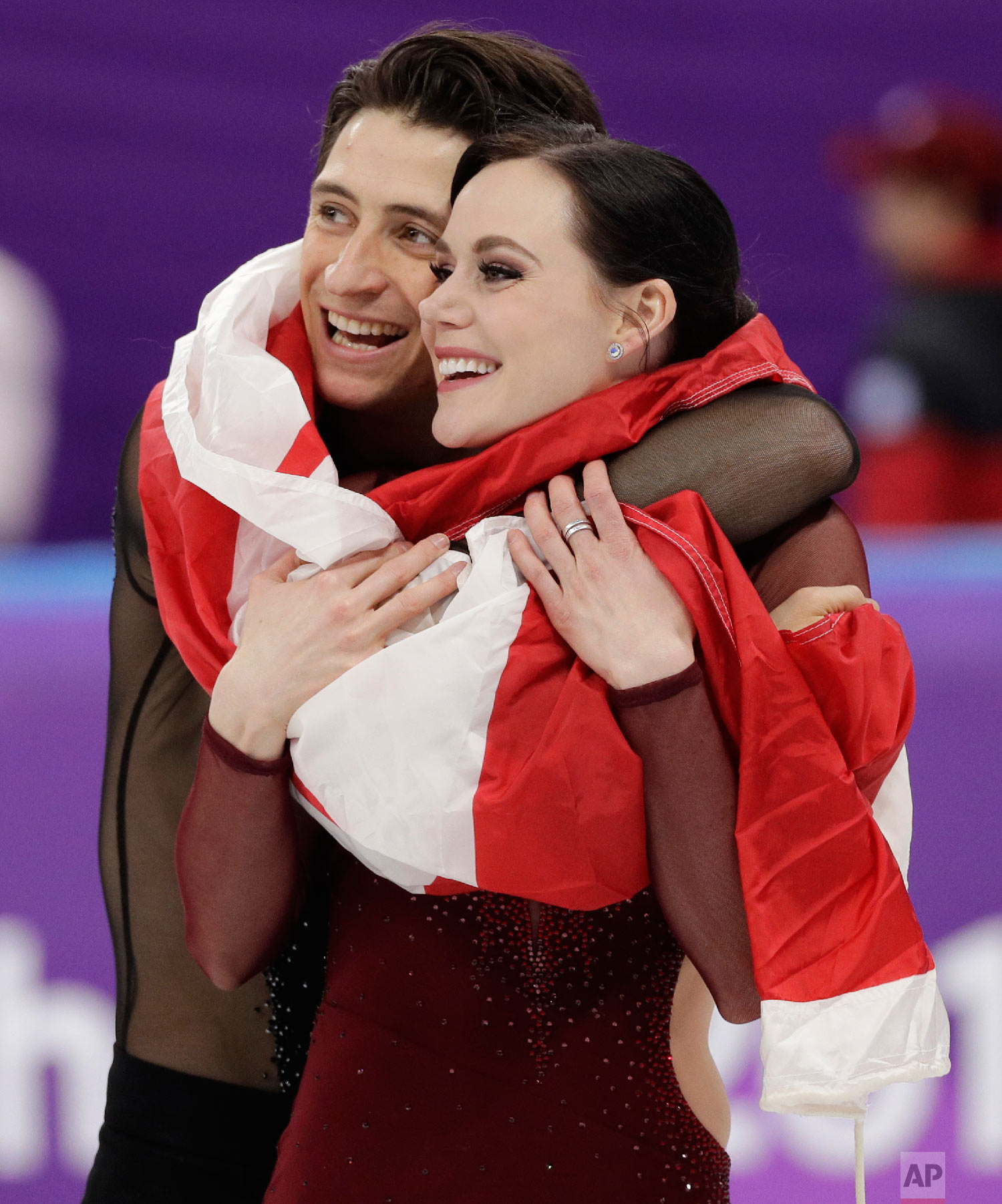 Tessa Virtue and Scott Moir of Canada celebrate during the venue ceremony after winning the gold medal in the ice dance, free dance figure skating final at the 2018 Winter Olympics in Gangneung, South Korea, on Feb. 20, 2018. (AP Photo/David J. Phil
