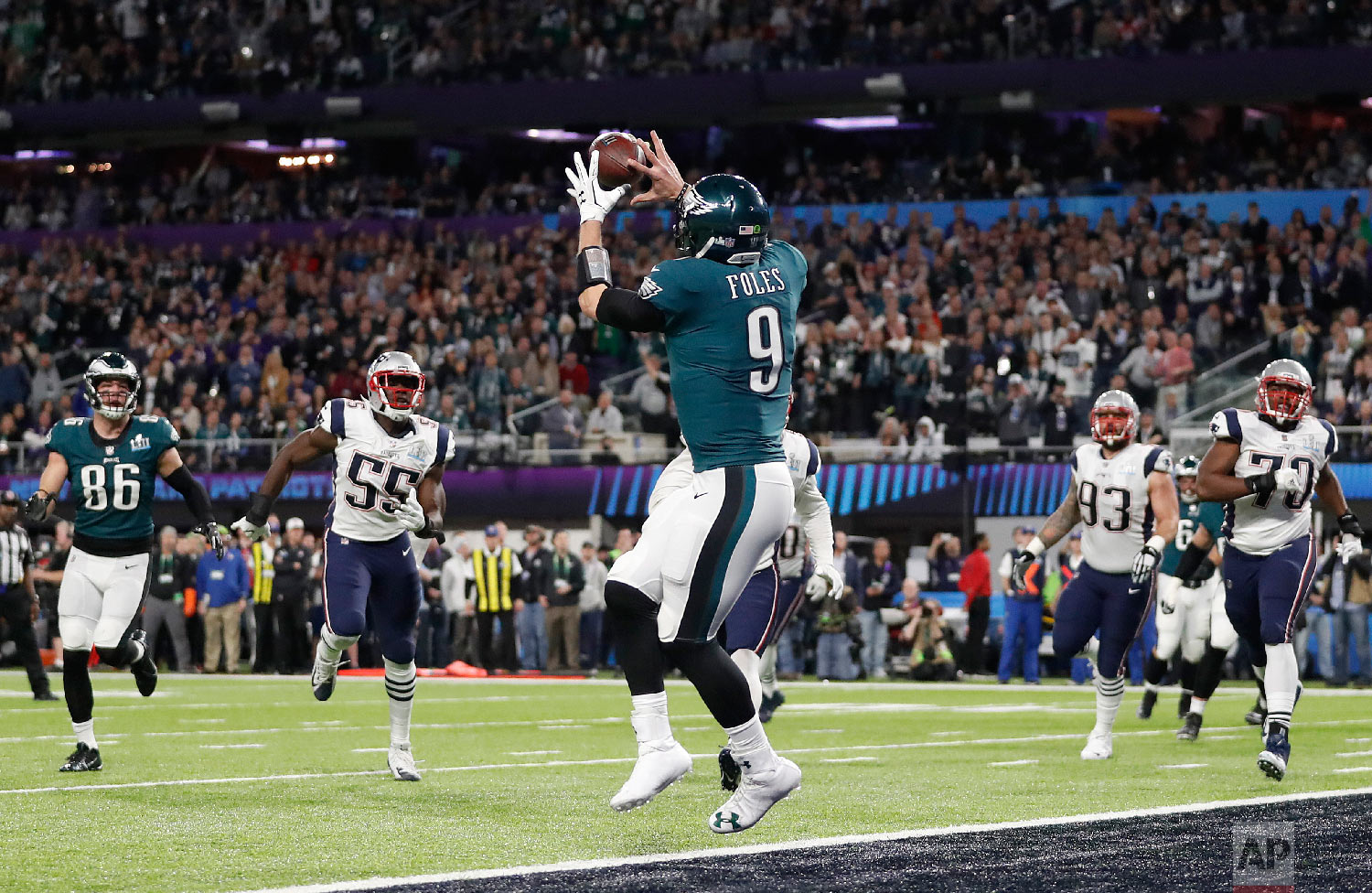  Philadelphia Eagles' Nick Foles catches a touchdown pass during the first half of the NFL Super Bowl 52 football game against the New England Patriots on Feb. 4, 2018, in Minneapolis. (AP Photo/Jeff Roberson) 